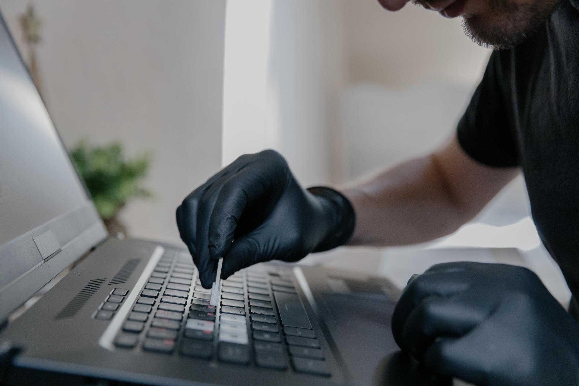 Tecnologie specialistiche per bonifiche ambientali da microspie in ambienti privati e aziendali