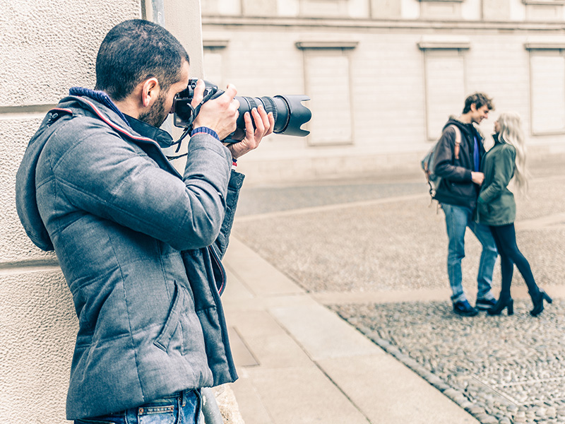 investigatore infedeltà impegnato nella raccolta di prove