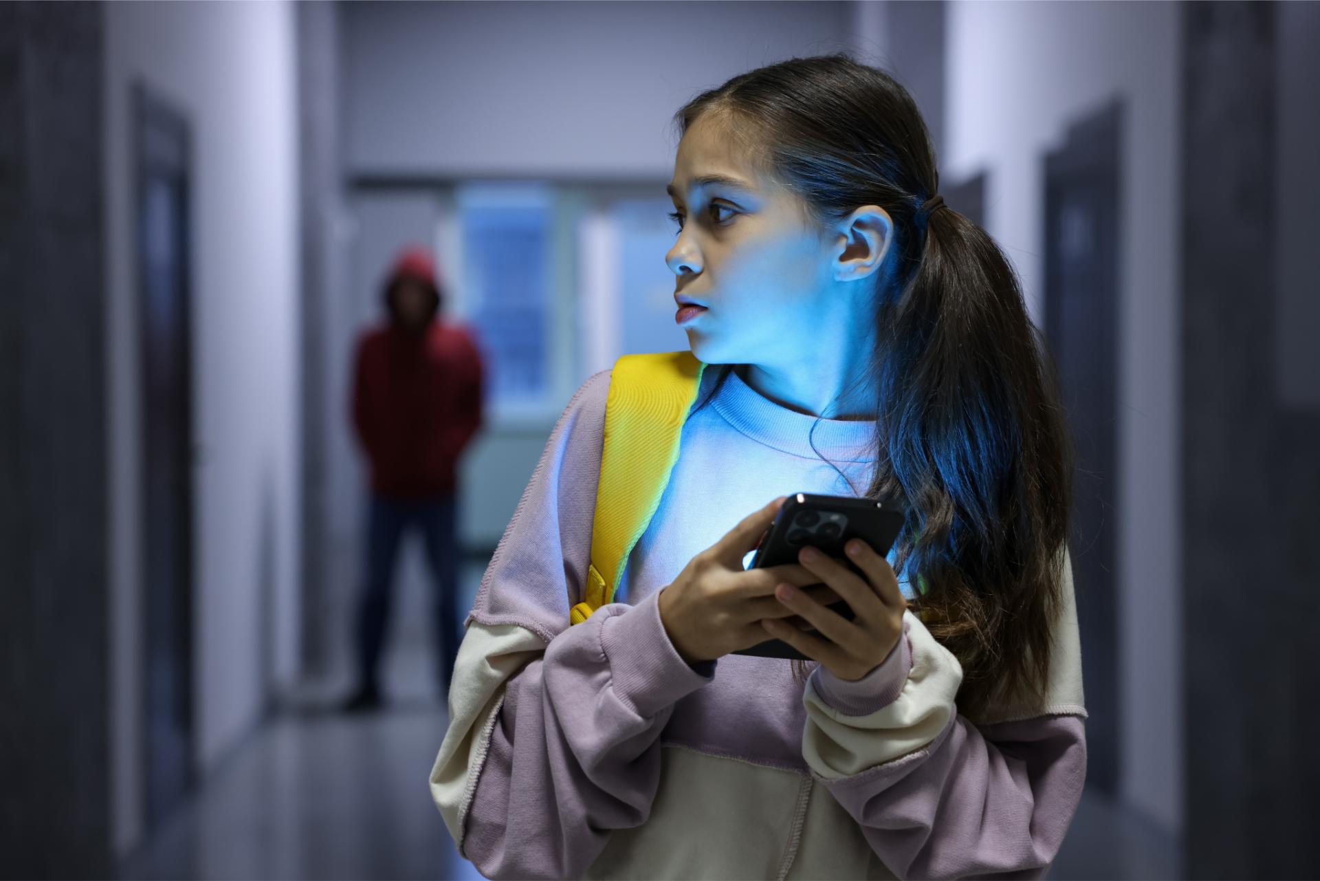 Uomo inquietante sullo sfondo e ragazza che chiama per indagini anti stalking