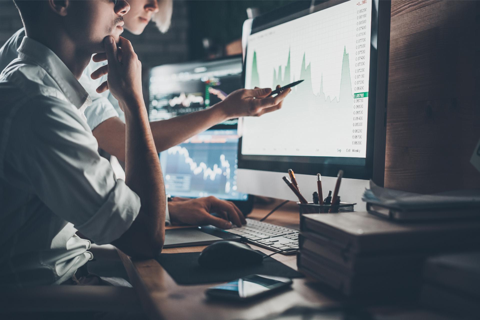 Detective informatico al lavoro su sistemi aziendali per individuare intrusioni, vulnerabilità e spionaggio informatico